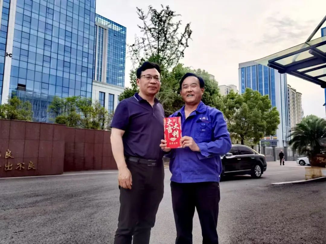 韶山市委市政府領導慰問省五一勞動獎章獲得者